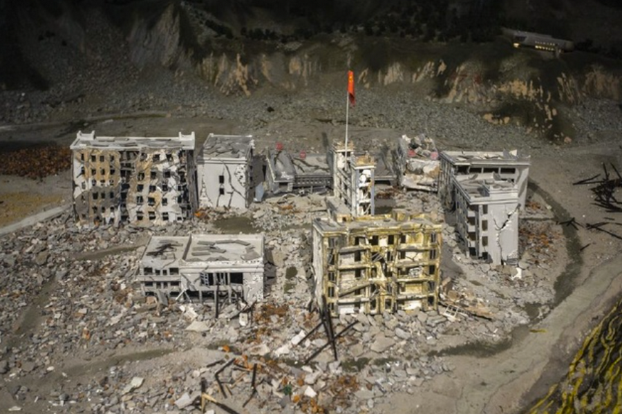 3、地震后几乎被掩埋的汶川县映秀镇小学模型.png