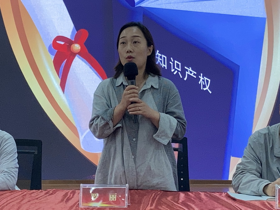 图二乐山市教育局德育科干部罗丽讲话.JPG