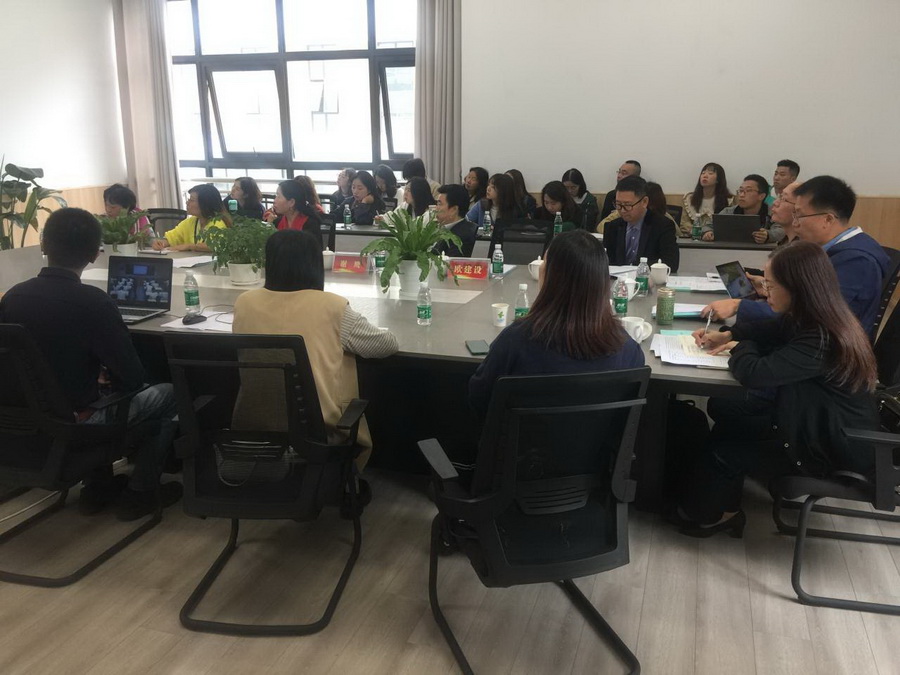 1 与会人员认真观摩研究课.jpg