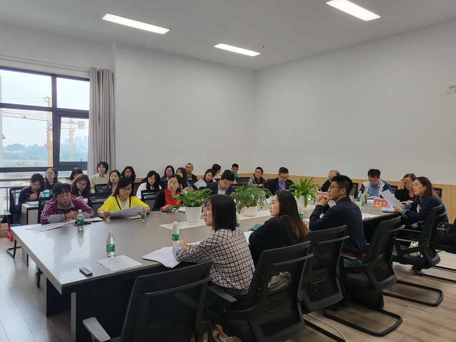 2 与会人员认真观摩研究课.jpg