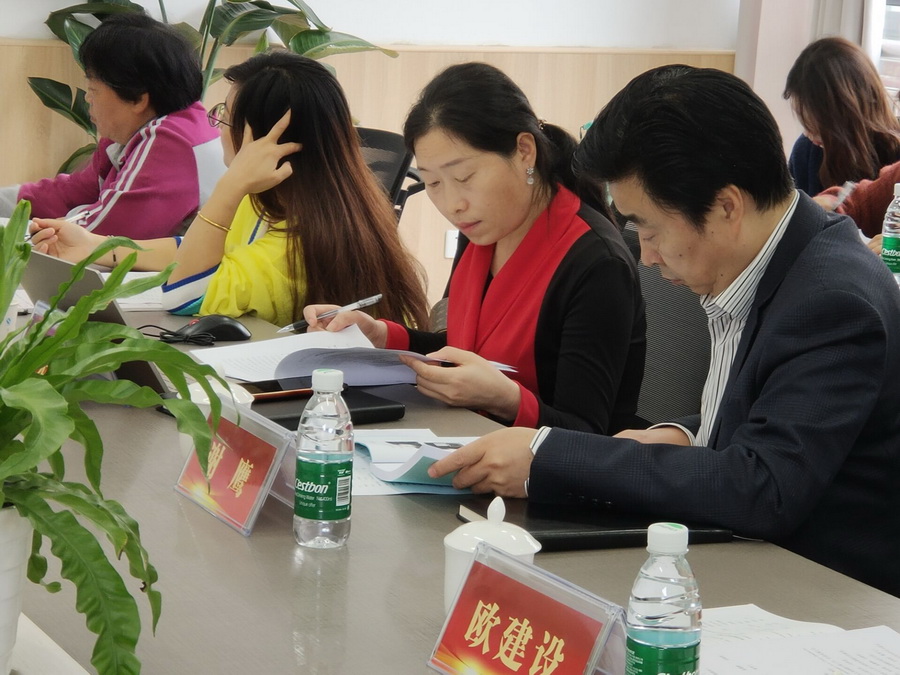 11 与会领导审阅课题材料.jpg