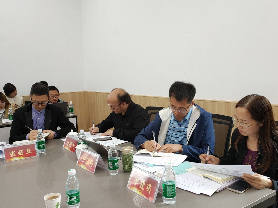 6 专家们审阅课题中期工作报告资料.jpg