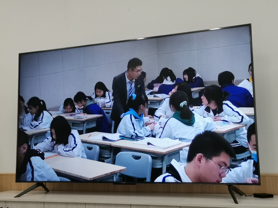 图2  冯洁老师录播教室上课中.jpg
