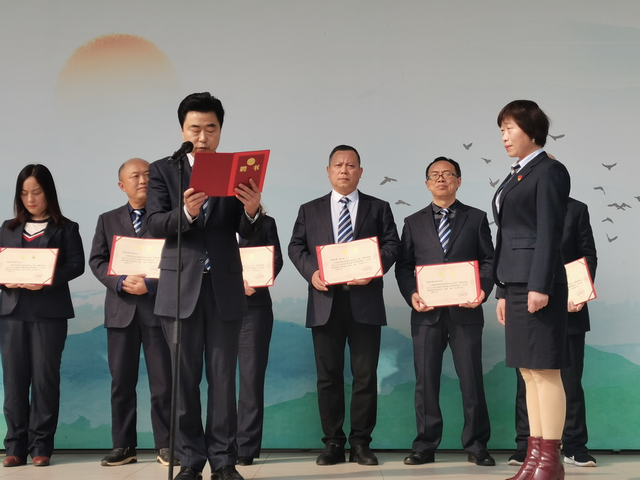 图9  谢校长为敖晓玲老师颁发聘书.jpg